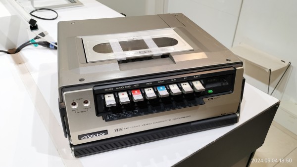 1978/昭和53/Victor/HR-4100/世界初のポータブルビデオレコーダー/VHS/デッキ部はCV-G70とのコンビ/HR-3300と同時期/  : Extinct Media Museum：絶滅メディア博物館