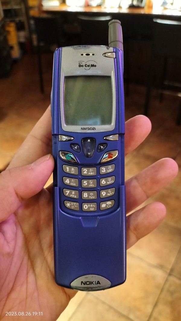 2000/平成12/NOKIA/NM502i/モノクロ2階調/スライドケータイ/iモード初の海外端末/ブルーベルベット/ : Extinct  Media Museum | 絶滅メディア博物館