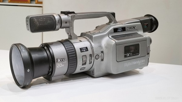 1995/平成7/SONY/DCR-VX1000/DVカメラ一号機/デジタルハンディカム/3CCD/ : Extinct Media Museum |  絶滅メディア博物館