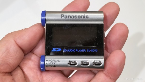 2000/平成12/Panasonic/SV-SD70/MP3/AAC/世界初のSDカードオーディオプレーヤー/リストバンド付属/ : Extinct  Media Museum | 絶滅メディア博物館