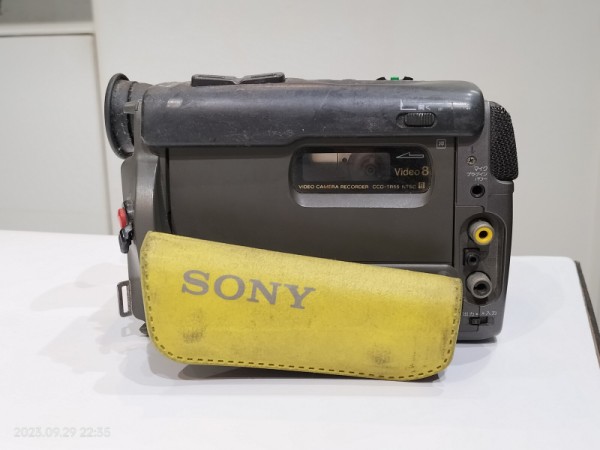 1989/平成1/SONY/CCD-TR55/Handycam/初代パスポートサイズハンディカム/8ミリビデオ優勢を決定づけた記録的ヒット商品/グレー/浅野温子/  : Extinct Media Museum | 絶滅メディア博物館