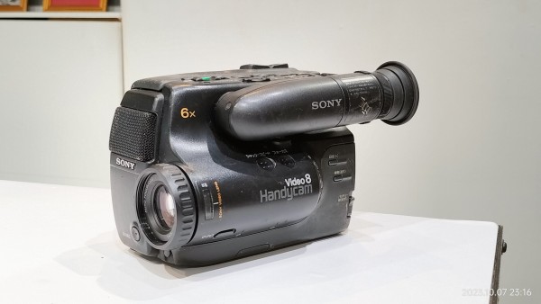 1990/平成2/SONY/CCD-TR45/Handycam/ハンディカム/8ミリビデオ/めちゃ軽パスポートサイズ : Extinct Media  Museum | 絶滅メディア博物館