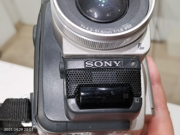 1998/平成10/SONY/DCR-TRV900/Handycam/小型ボディに3CCDを搭載