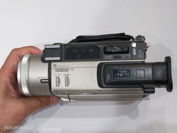 1998/平成10/SONY/DCR-TRV900/Handycam/小型ボディに3CCDを搭載した傑作機/3CCD/38万画素/DV/ゴールド/ :  Extinct Media Museum | 絶滅メディア博物館