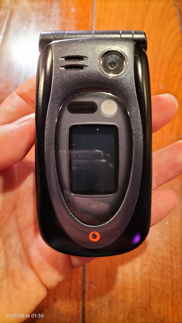 2003/平成15/SHARP/J-SH53/ケータイ初の100万画素/電子ブック機能