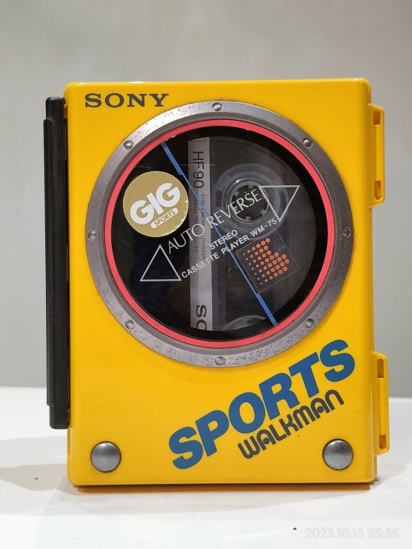 1985/昭和60/SONY/WM-75/Walkman SPORTS/GIGシリーズ/ウォークマンスポーツ/防塵防水/DOLBY-B/オートリバース/イエロー/  : Extinct Media Museum | 絶滅メディア博物館