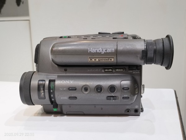 1989/平成1/SONY/CCD-TR55/Handycam/初代パスポートサイズハンディカム/8ミリビデオ優勢を決定づけた記録的ヒット商品/グレー/浅野温子/  : Extinct Media Museum | 絶滅メディア博物館