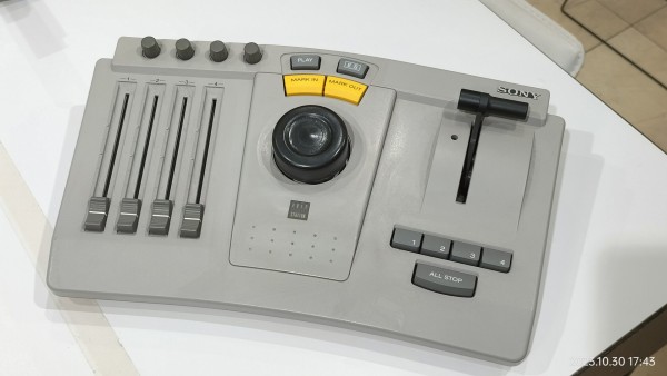 1997/平成9/SONY/ESBK-7011/EDIT STATION/放送用ノンリニアビデオ編集システム/ビデオ編集用エディティングコントローラー/  : Extinct Media Museum：絶滅メディア博物館