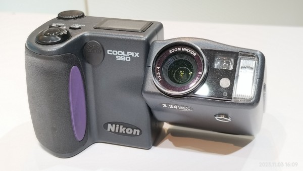 Nikon COOLPIX 990 スイバル式