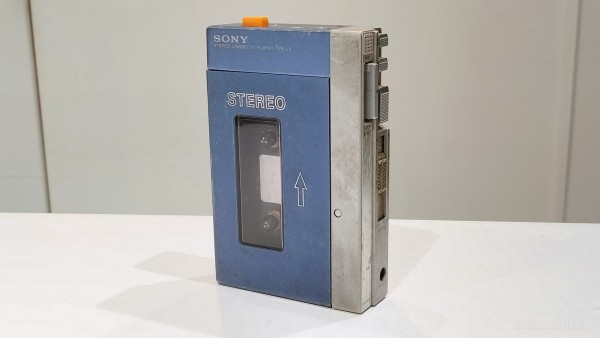 1979/昭和54/SONY/TPS-L2/Walkman 1st/初代ウォークマン/ロゴなし/ABヘッドフォン表記/ホットラインボタン/単3電池2本/  : Extinct Media Museum | 絶滅メディア博物館