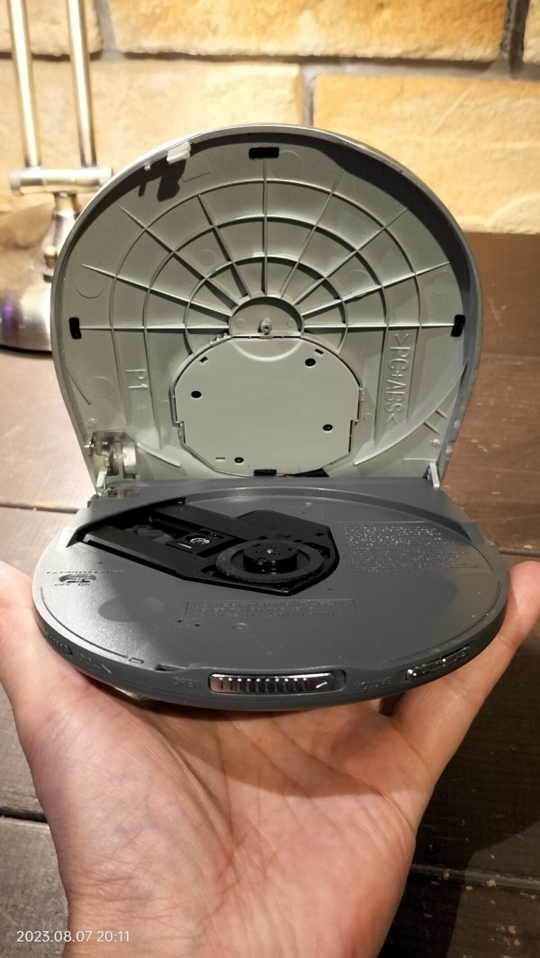 2000/平成12/SONY/D-F700/CD WALKMAN/リモコンにFMAM内蔵