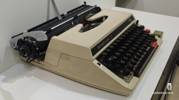 推定1973/昭和48/BROTHER/WIDE-7 423/Portable Typewriter/カナ英文