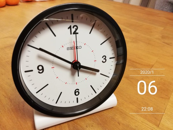 ミニマルデザイン「SEIKO KR328W」はスタジオにぴったりな電波式