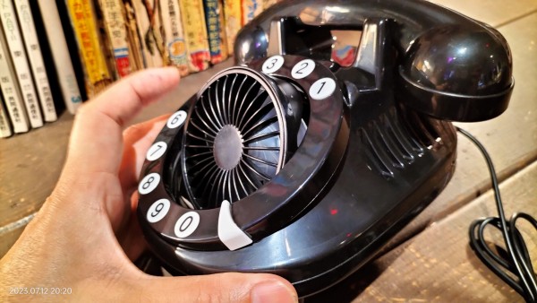 ダイソーの「黒電話型扇風機」は想像の斜め行く謎製品だ！ : himag