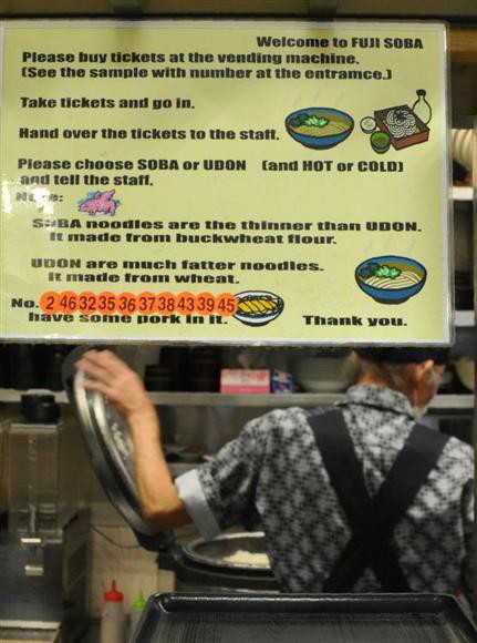サラリーマンの 聖地 立ち食いそば店に外国人殺到 立ち食いそばは安くてヘルシーだから 外国人に人気なんです ニュースタイム
