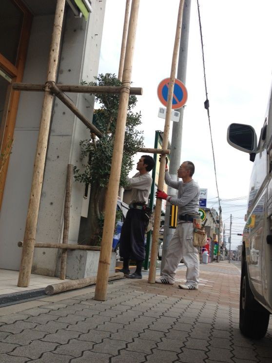 山本博工務店の玄関前で 住宅の工事現場や日々のできごとブログ