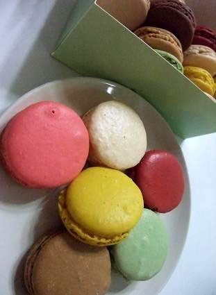 ラデュレのマカロンとピエールマルコリーニのエクレア Fleur De Coeur ココロノハナ