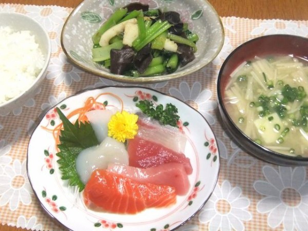 お刺身の日の献立 副菜 イカと小松菜ときくらげの塩炒め 豆腐とえのき