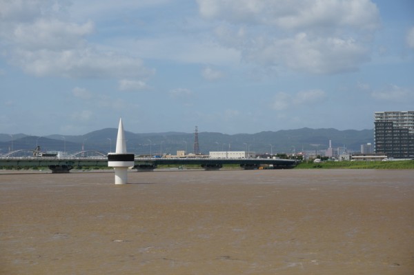 台風18号で淀川河川公園が完全に水没 簡易事務所みたいなのが逆さになって浮いてる 枚方つーしん