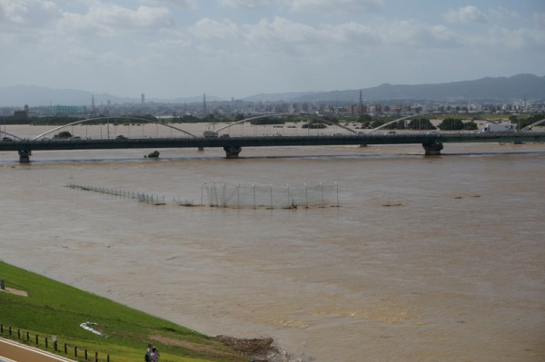台風18号で淀川河川公園が完全に水没 簡易事務所みたいなのが逆さになって浮いてる 枚方つーしん