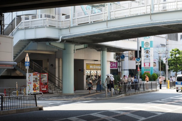 枚方市駅前のマクドとケンタッキーの間にアンパンマンの自販機が設置されてる 枚方つーしん