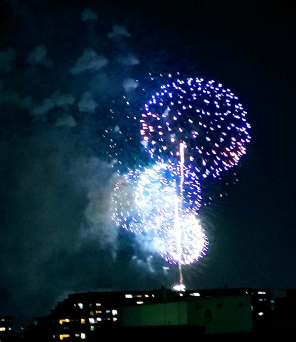 淀川河川公園で行われたライトアップフェスティバルでの枚方の花火のようす19 枚方つーしん