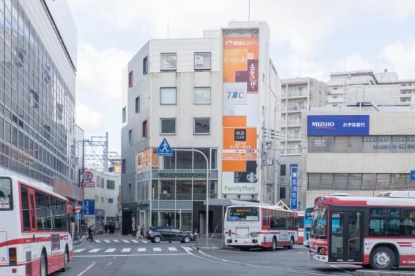 市駅前に Travis って枚方市初のボルダリングジムができてる ソラカフェがあったところ 同ビル1階のファミマは2月4日より休業 枚方つーしん