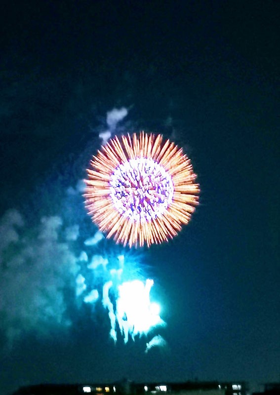 淀川河川公園で行われたライトアップフェスティバルでの枚方の花火のようす19 枚方つーしん