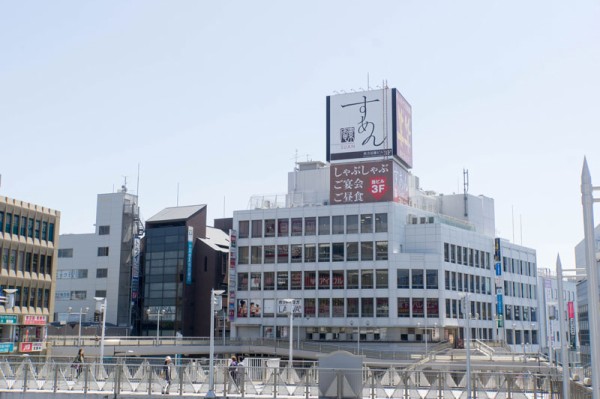 市駅前のビルの屋上にあった巨大な看板が撤去されてる 枚方つーしん