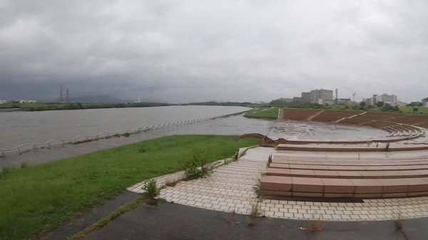 市役所がこの4日間で総雨量は100mmを超えると注意だしてる 淀川の夕方ごろのようすも 枚方つーしん