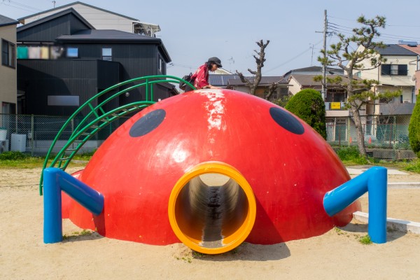 公園内に川や歩道橋があって個性的すぎる 磯島茶屋町にある磯島茶屋町公園 枚方の公園 枚方つーしん