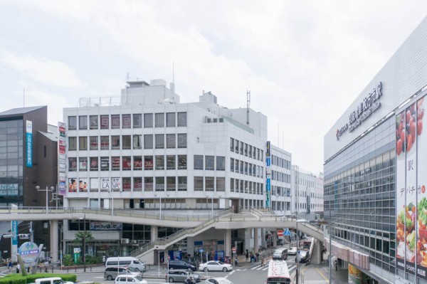 市駅前のビルの屋上にあった巨大な看板が撤去されてる 枚方つーしん