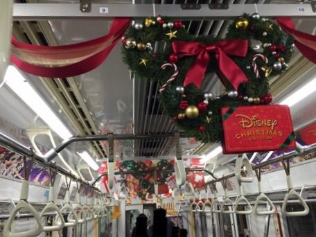 ディズニー クリスマスの宣伝に 東京メトロ 丸ノ内線と銀座線の車両が Hiro田のblog