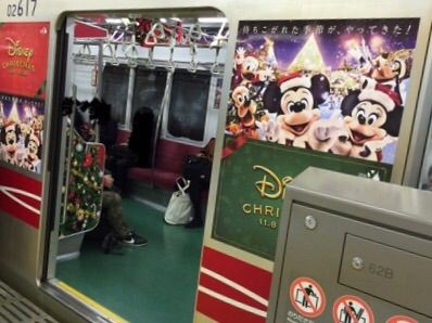ディズニー クリスマスの宣伝に 東京メトロ 丸ノ内線と銀座線の車両が Hiro田のblog
