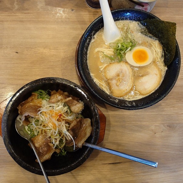 らーめん若虎【石焼牛カルビ飯ラーメンセット】＠掛川市細田 : らぁ