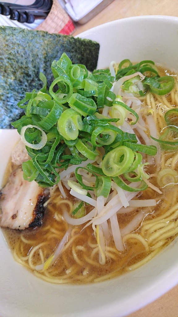 ラーメン 【ひ◎み】 花びらチャーシューが美しい クリーミーな濃厚とんこつラーメン