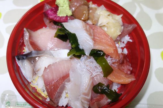 魚がし食堂の持ち帰り海鮮丼 力八の焼肉弁当 ぶらり金沢駅 魚がし食堂の持ち帰り海鮮丼 力八の焼肉弁当 ぶらり金沢駅