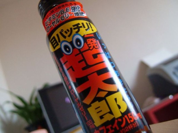 眠気覚ましドリンク剤と快眠ドリンク剤が並ぶ薬局 ビビッドニュース