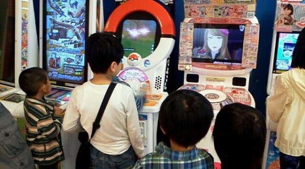 ポケモントレッタに並ぶちびっ子たち トイザらス多摩店 ねことひるね