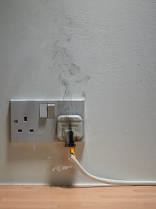 緊急です 知り合いの家のコンセントに異常が起きたみたいです 電気関係に詳しい Yahoo 知恵袋