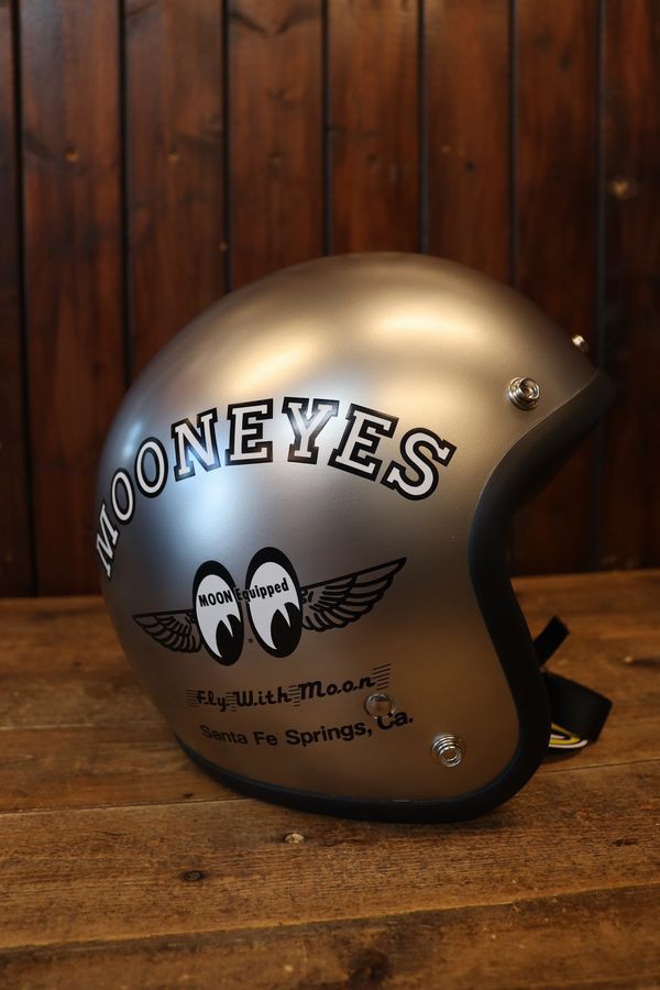 人気のMOONEYESヘルメットに新色”METAL”が数量限定で登場
