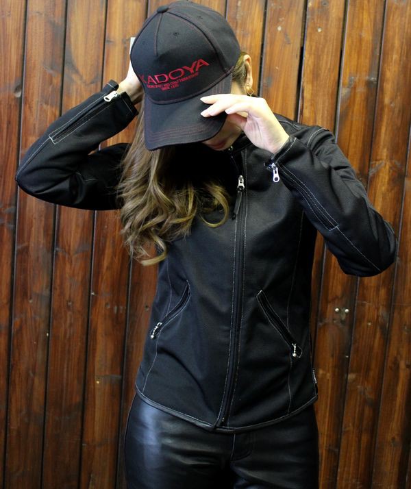 襟や袖口そして裾周りにゴートレザーのパイピングを使用した、大人の