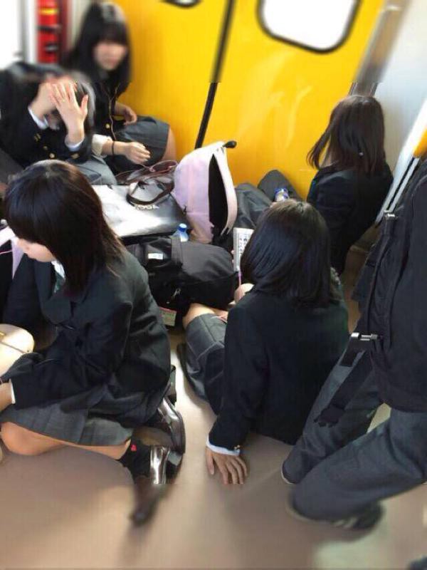 画像あり 千葉県立君津青葉高等学校の1年生の女の子たちが電車の床に座り込む ２ちゃん目録