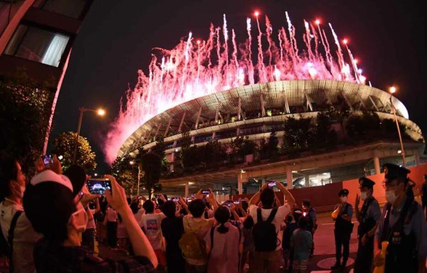 オリンピック反対派 デモ中に新国立競技場前で花火の写真を撮るｗｗｗｗｗｗ ほのぼの日和