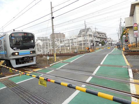 西武新宿線で人身事故 女子高生が死亡 はねられる 最大７９分の遅れ 事故直後 踏切に座り込んでいる また1人女子高生が逝った 2chまとめ ほろよひ人生