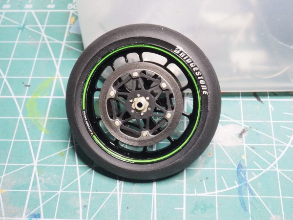 作る タミヤ KAWASAKI Ninja ZX-RR 1/12「その14 フロント」 : 299の