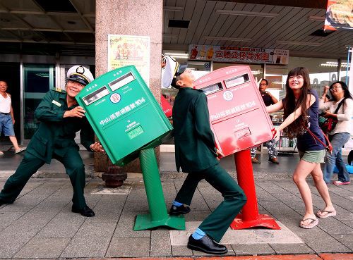 台湾の台風で曲がったポスト 観光名所化した上 グッズ販売決定 その上 郵便局職員までが記念撮影に協力 何その強かさとラテン系のノリ Hsp Hss エンパス あとサイキックちょっと入ってるらしいよ 向いてること続ければ誰でも幸せになれるよ 星の
