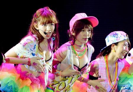 遂にakbが迷走中 小嶋陽菜のoppai選抜 谷間全開で歌い踊る姿に賛否両論 画像あり いいね いらね 遂にakbが迷走中 小嶋陽菜のoppai選抜 谷間全開で歌い踊る姿に賛否両論 画像あり いいね いらね