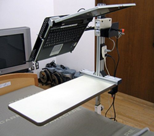 視線入力で使うノートパソコンやディスプレイを固定するツール