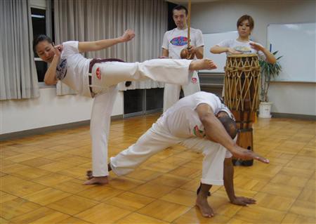 格闘技 ダンスのようにしなやかで芸術的 ブラジル発祥の武術 カポエイラ 格闘技にダンスに歌 さまざまな要素兼ね備え いちについて速報